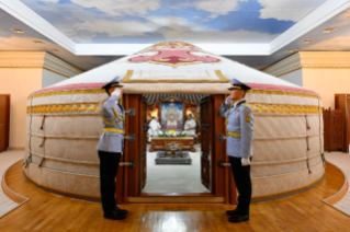 8-Viaggio Apostolico in Mongolia: Cerimonia di benvenuto - Visita di cortesia al Presidente della Mongolia nel Palazzo di Stato