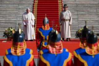 9-Voyage apostolique en Mongolie: Cérémonie de bienvenue -Visite de courtoisie au Président de Mongolie au Palais d'État