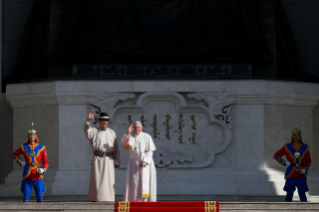 10-Viaje apostólico a Mongolia: Ceremonia de bienvenida - Visita de cortesía al presidente de Mongolia en el Palacio de Gobierno