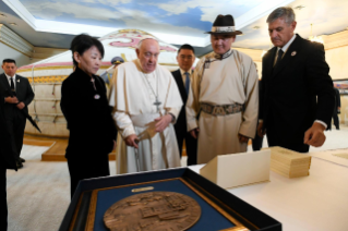 11-Viaje apostólico a Mongolia: Ceremonia de bienvenida - Visita de cortesía al presidente de Mongolia en el Palacio de Gobierno