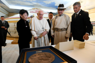 11-Viagem Apostólica à Mongólia: Cerimônia de boas-vindas - Visita de cortesia ao Presidente da Mongólia no Palácio de Estado