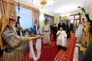 12-Viaje apostólico a Mongolia: Ceremonia de bienvenida - Visita de cortesía al presidente de Mongolia en el Palacio de Gobierno