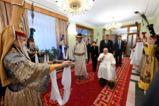 12-Viaggio Apostolico in Mongolia: Cerimonia di benvenuto - Visita di cortesia al Presidente della Mongolia nel Palazzo di Stato