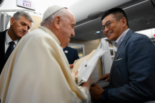 1-Viaje apostólico a Mongolia: Encuentro con los periodistas durante el vuelo a Ulán Bator
