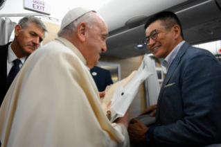 1-Viagem Apostólica à Mongólia: Encontro do Santo Padre com os jornalistas durante o voo para Ulaanbaata