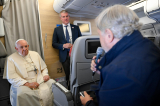 5-Viaje apostólico a Mongolia: Rueda de prensa del Santo Padre durante el vuelo de regreso