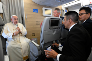 2-Viaje apostólico a Mongolia: Rueda de prensa del Santo Padre durante el vuelo de regreso