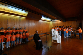 0-Viaggio Apostolico in Portogallo: Incontro con i rappresentanti di alcuni centri di assistenza e di carità  