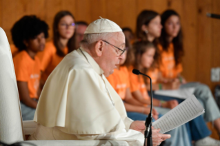 3-Viaggio Apostolico in Portogallo: Incontro con i rappresentanti di alcuni centri di assistenza e di carità  