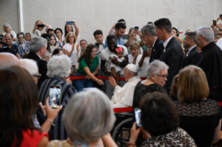 11-Viaggio Apostolico in Portogallo: Incontro con i rappresentanti di alcuni centri di assistenza e di carità  