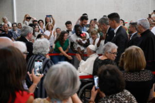 11-Viagem Apostólica a Portugal: Encontro com os representantes de alguns centros de assistência e de caridade 