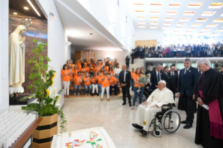 20-Apostolische Reise nach Portugal: Begegnung mit Vertretern von Hilfs- und Wohltätigkeitsorganisationen 
