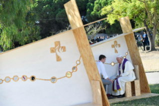 0-Apostolic Journey to Portugal: The Holy Father Celebrates the Sacrament of Reconciliation with Some Young People  