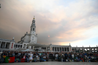 3-Viaje apostólico a Portugal: Rezo del Rosario con los jóvenes enfermos