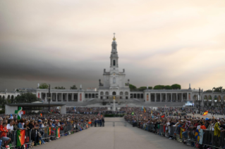 6-Apostolic Journey to Portugal: Recitation of the Holy Rosary with Sick Young People 