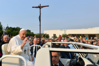 8-Apostolic Journey to Portugal: Recitation of the Holy Rosary with Sick Young People 