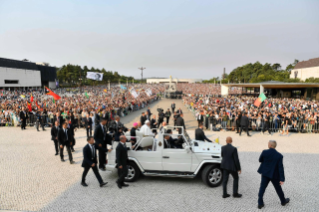 9-Apostolic Journey to Portugal: Recitation of the Holy Rosary with Sick Young People 