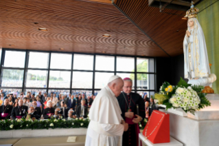 14-Viaje apostólico a Portugal: Rezo del Rosario con los jóvenes enfermos