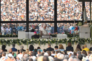 19-Apostolic Journey to Portugal: Recitation of the Holy Rosary with Sick Young People 