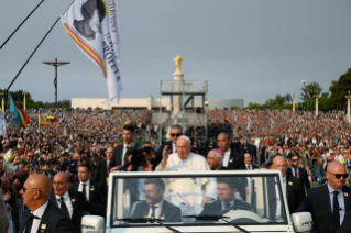 11-Viaggio Apostolico in Portogallo: Preghiera del Santo Rosario con i giovani ammalati  