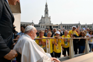 32-Viaje apostólico a Portugal: Rezo del Rosario con los jóvenes enfermos