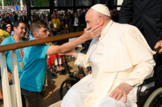 33-Viaje apostólico a Portugal: Rezo del Rosario con los jóvenes enfermos