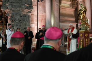 21-Viaggio Apostolico in Portogallo: Vespri con i Vescovi, i Sacerdoti, i Diaconi, i Consacrati, le Consacrate, i Seminaristi e gli Operatori Pastorali  