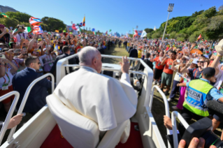 5-Apostolische Reise nach Portugal: Kreuzweg mit Jugendlichen 