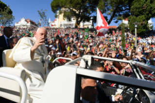 8-Apostolische Reise nach Portugal: Kreuzweg mit Jugendlichen 