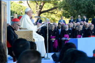 17-Apostolic Journey to Portugal: Stations of the Cross with Young People 