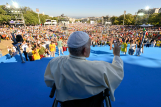 27-Apostolic Journey to Portugal: Stations of the Cross with Young People 