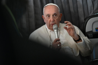 1-Viaje apostólico a Portugal: Conferencia de prensa del Santo Padre durante el vuelo de regreso  