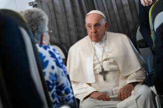 2-Viaje apostólico a Portugal: Conferencia de prensa del Santo Padre durante el vuelo de regreso  