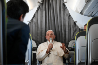 3-Viaggio Apostolico in Portogallo: Conferenza Stampa del Santo Padre durante il volo di ritorno