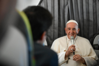 4-Viaje apostólico a Portugal: Conferencia de prensa del Santo Padre durante el vuelo de regreso  