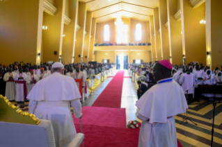 12-Voyage apostolique au Soudan du Sud : Rencontre avec les évêques, les prêtres, les diacres, les personnes consacrées et les séminaristes 