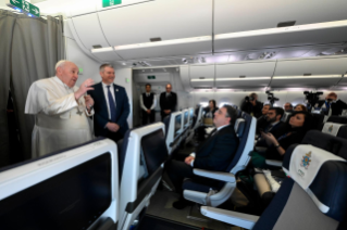 1-Viaje apostólico a la República Democrática del Congo: Saludo del Santo Padre a los periodistas durante el vuelo a Kinsasa