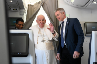 0-Viaje apostólico a la República Democrática del Congo: Saludo del Santo Padre a los periodistas durante el vuelo a Kinsasa