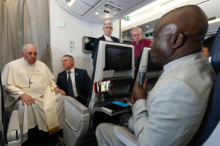 2-Viaje apostólico a la República Democrática del Congo y a Sudán del Sur: Conferencia de prensa del Santo Padre durante el vuelo de regreso