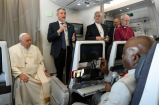 4-Viaje apostólico a la República Democrática del Congo y a Sudán del Sur: Conferencia de prensa del Santo Padre durante el vuelo de regreso