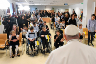 2-Viaje apostólico a Hungría: Visita a los niños del Instituto Beato László Batthyány-Strattmann
