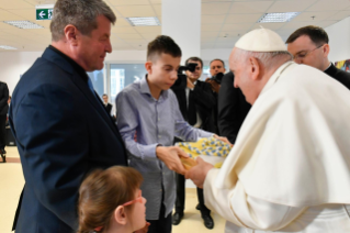 8-Viaje apostólico a Hungría: Visita a los niños del Instituto Beato László Batthyány-Strattmann