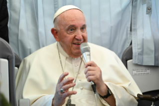 0-Viaje apostólico a Hungría: Conferencia de prensa del Santo Padre durante el vuelo de regreso