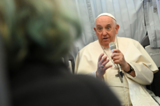 4-Viaje apostólico a Hungría: Conferencia de prensa del Santo Padre durante el vuelo de regreso