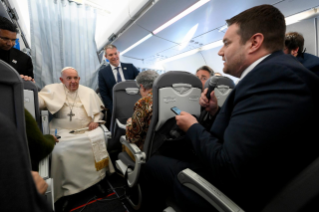 1-Viaggio Apostolico in Ungheria: Incontro del Santo Padre con i giornalisti durante il volo di ritorno