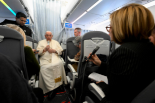 2-Viaggio Apostolico in Ungheria: Incontro del Santo Padre con i giornalisti durante il volo di ritorno