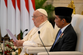 1-Viaje apostólico a Indonesia: Encuentro con las autoridades, la sociedad civil y el cuerpo diplomático 