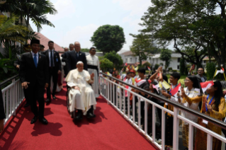 10-Viaje apostólico a Indonesia: Encuentro con las autoridades, la sociedad civil y el cuerpo diplomático 