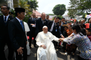 11-Viaje apostólico a Indonesia: Encuentro con las autoridades, la sociedad civil y el cuerpo diplomático 