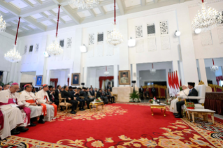 8-Viaje apostólico a Indonesia: Encuentro con las autoridades, la sociedad civil y el cuerpo diplomático 